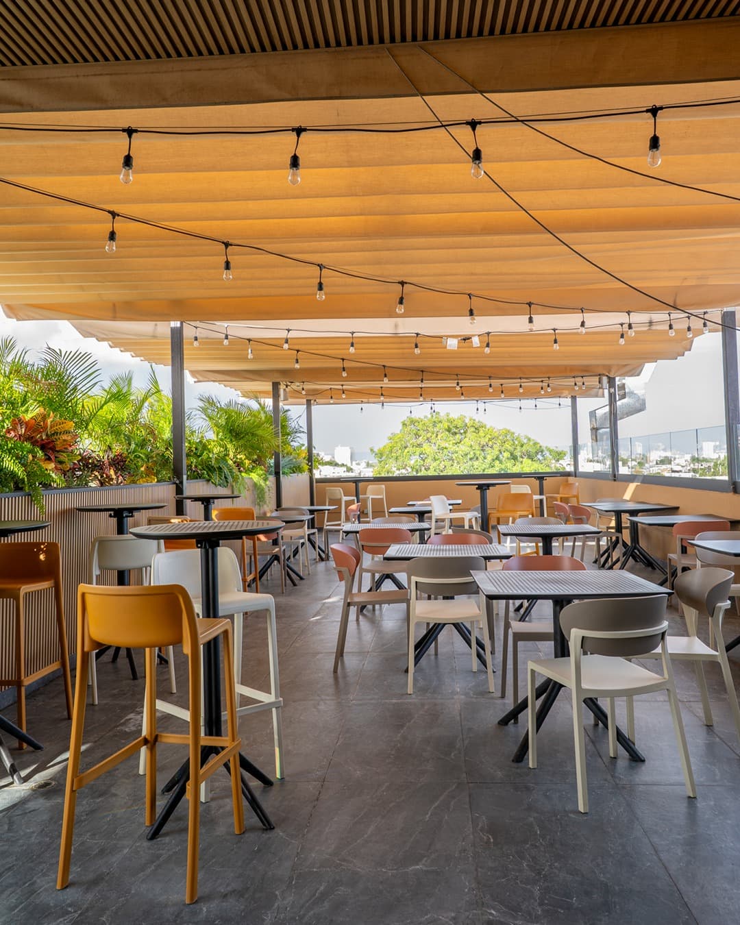 Terraza Completa para Celebraciones en Edificio Román